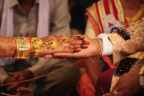 Newly married Marathi couple after their engagement — Sulabh Vivah success story